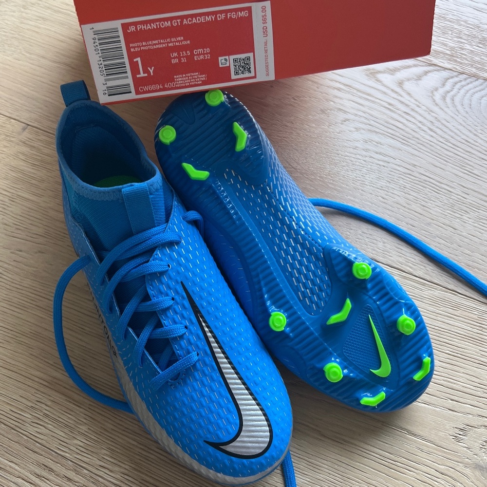 Brand new kids soccer cleats size 1Y